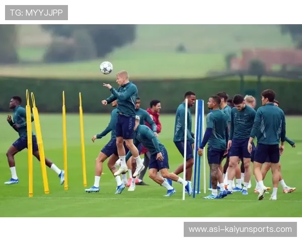 阿森纳在训练中加强门将与中后场的短传衔接练习