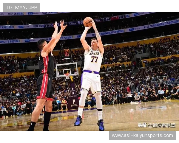 东契奇后撤步三分再进，达拉斯看台瞬间沸腾